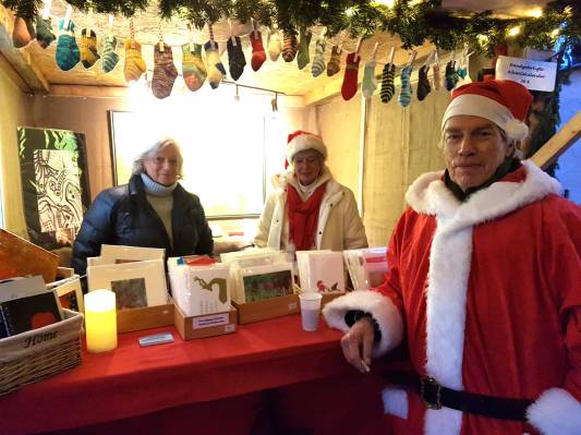 Charity-Weihnachtsmarkt7-Nikolaus-Poldi.jpg