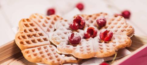 nahaufnahme-von-suessen-waffeln-mit-kirsche.jpg
