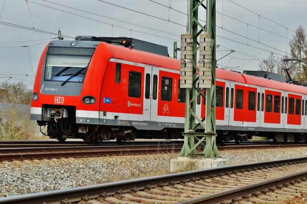 train-1305585_1280.jpg