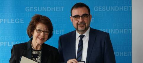 Koch-Marianne-Bundesverdienstkreuz.jpg