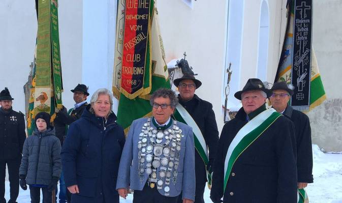 Fahnenabordnung-mit-K-nig-23---1.JPG