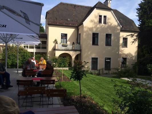 Schlosscafe_Garten.jpg